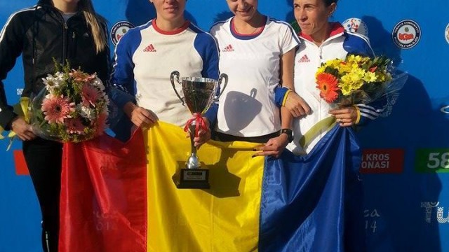 Daniela Constantinescu (prima din stânga), Elena Moagă (a doua din stânga) și Ionela Dincă (a doua din dreapta) sunt cele trei atlete legitimate la cluburile craiovene care au cucerit medalia de argint cu echipa României la Campionatul Balcanic de cros din Turcia 