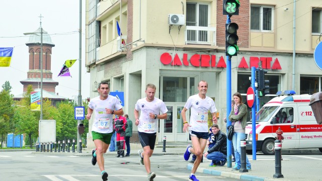 Paul Brabiescu Călinescu, Mădălin Ionescu şi Marius Buşcă vor alerga cu drapelul României până la Alba Iulia