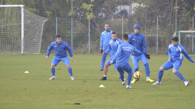 Silviu Izvoranu (foto, în centru) trage tare la antrenamente ca să revină la forma optimă