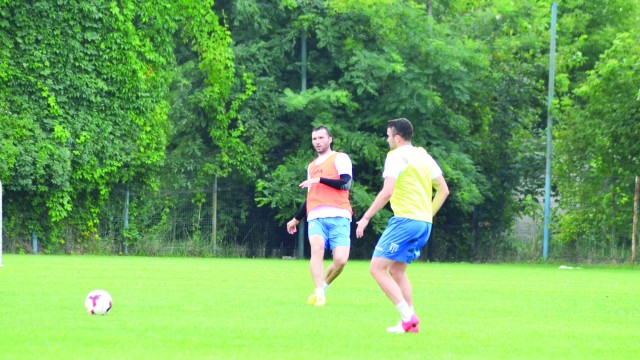 Cosmin Frăsinescu (portocaliu) îşi doreşte să bifeze cât mai multe minute în tricoul CSU Craiova