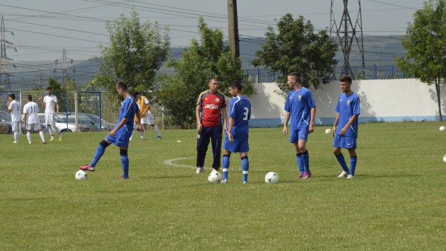 Alin Gavrilă (tricou roșu) nu știe să le arate elevilor săi drumul spre primul succes