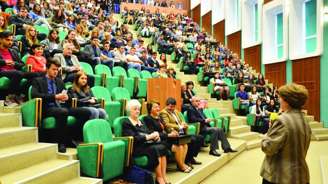 Studenți, rezidenți și profesori la ceremonia de început a anului universitar 2014-2015