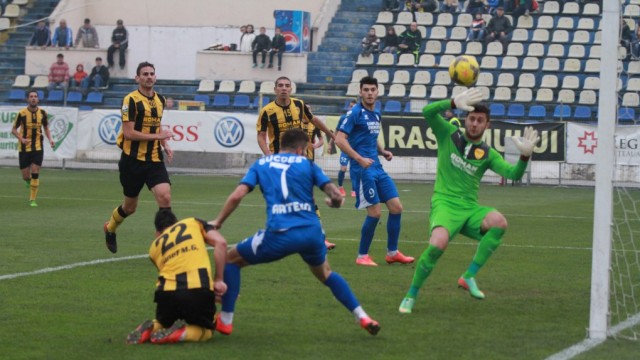 Alin Buleică (nr. 7, albastru) nu l-a "iertat" pe portarul Marinescu în acest meci