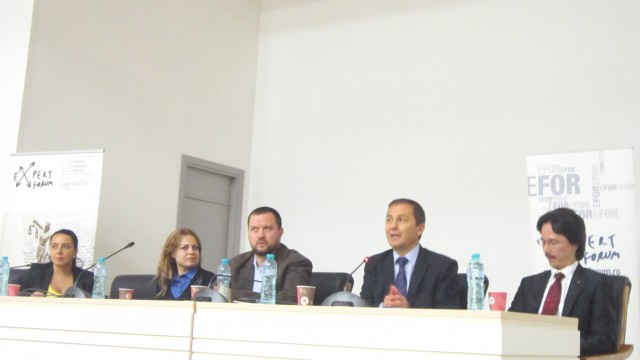 Cristi Dănileț, membru CSM (primul din dreapta), Daniel Morar, judecător la Curtea Constituțională, și Dan Tapalagă, redactor-șef la Hotnews.ro, au dialogat cu studenții Facultății de Drept din Craiova