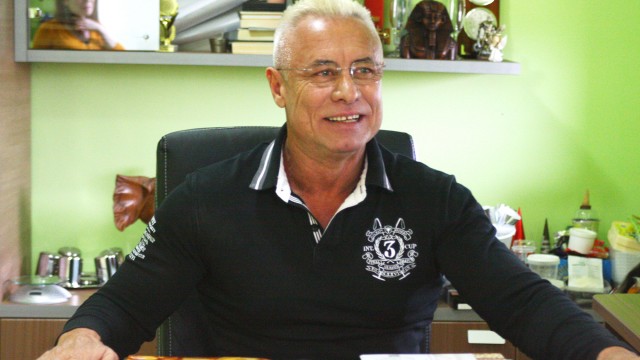 Proprietarul Top Gel, Petre Popa, a declarat că firma sa a făcut sponsorizări de aproximativ 130.000 de euro în ultimii doi ani, bani care au ajuns în folosul comunității craiovene