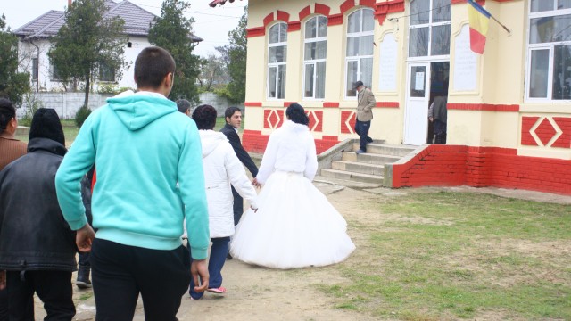 Nuntașii au lăsat pentru câteva clipe petrecerea pentru a-și exprima dreptul de vot