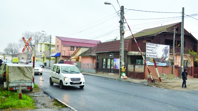 Calea ferată dintre fabrica Pan Group și fostul siloz de făină de pe Calea București a fost asfaltată la sfârșitul săptămânii trecute