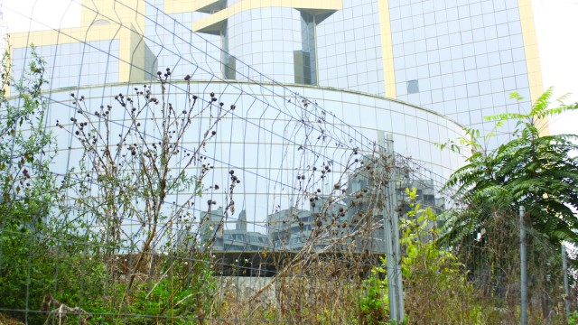 Blocul S 200, proiectat să devină Parc tehnologic IT al Universității din Craiova, va intra în conservare. Amenajarea acestui obiectiv a început în 2007, dar nu a fost finalizată din lipsa banilor.