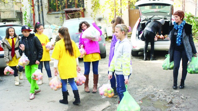 Elevii Școlii Gimnaziale „Decebal“ din Craiova au împărțit bolnavilor de la Spitalul „Filantropia“ fructe și legume