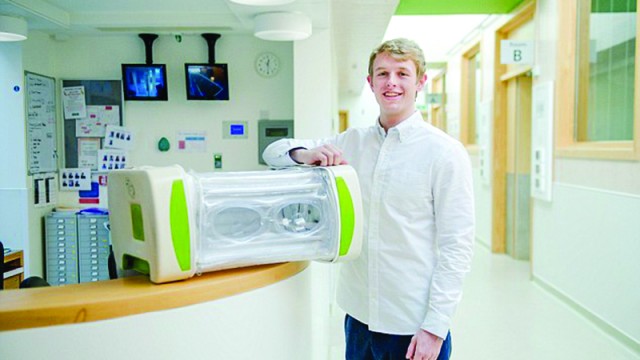 Britanicul James Roberts, alături de invenţia sa, incubatorul gonflabil pentru bebeluşi