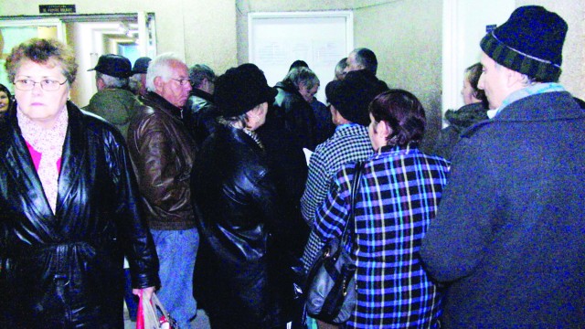 Pacienții se plâng că stau ore bune pentru a fi internați sau pentru a trece de vizita anuală de la Cabinetul de Expertiză Medicală