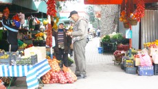În Piața de la Ciupercă din Craiova, comerciații își așază marfa pe trotuar, spre nemulțumirea pietonilor