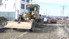 Angajații firmei au început să împrăștie ieri balastul și să-l preseze, pregătindu-se, astfel, de asfaltare