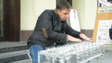 După ce a încântat trecătorii cu muzica sa interpretată la pahare de sticlă, Florinel Lăutaru va evolua în cadrul Festivalului Craiova Muzicală