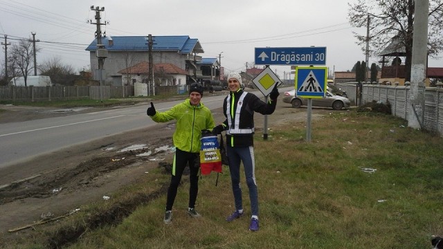 Marius Bușcă și Mădălin Ionescu, la un schimb de ștafetă pe traseu