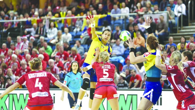 În meciul cu Norvegia, Cristinei Neagu (în galben) și colegelor sale nu le-a ieșit cam nimic  din ce și-au propus (Foto: ehf.com)