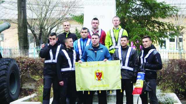 Marius Buşcă (stânga, sus) şi ceilalţi militari craioveni au alergat pentru camarazii lor