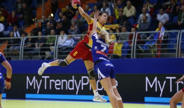 Cristina Neagu (la minge) este vedeta naționalei României