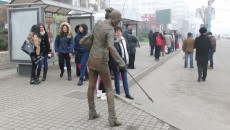 Umbrela din mâna statuii din fibră de sticlă amplasată în stația de autobuz de pe Calea București a fost luată  de RAADPFL pentru a i se înlocui sistemul de prindere FOTO: Traian Mitrache 