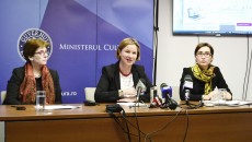 De la stânga la dreapta, Iulia Deutsch, şef-adjunct al Reprezentanţei Comisiei Europene, coordonator al echipei informare-comunicare, ministrul culturii, Hegedus Csilla și Nadia Tunsu, directorul Departamentului de Relații Internaționale și Afaceri Europene din cadrul Ministerului Culturii - FOTO: Diana Mateescu