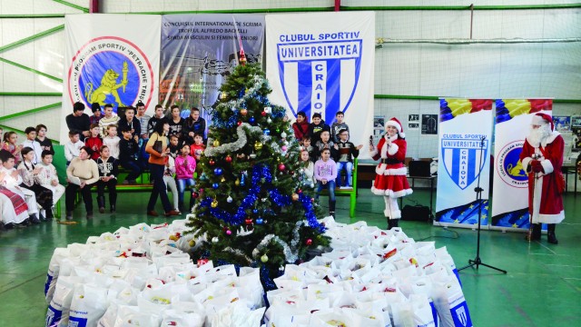 Cei mici s-au bucurat de prezenţa lui Moş Crăciun şi a Crăciuniţei (Foto: Alexandru Vîrtosu)