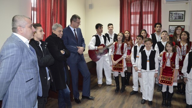 Felix Grigore, Alex Băluță și Sorin Cârțu au fost plăcut impresionați de colindele pregătire de copii de la „Sf. Mina” (foto: Alexandru Vîrtosu)