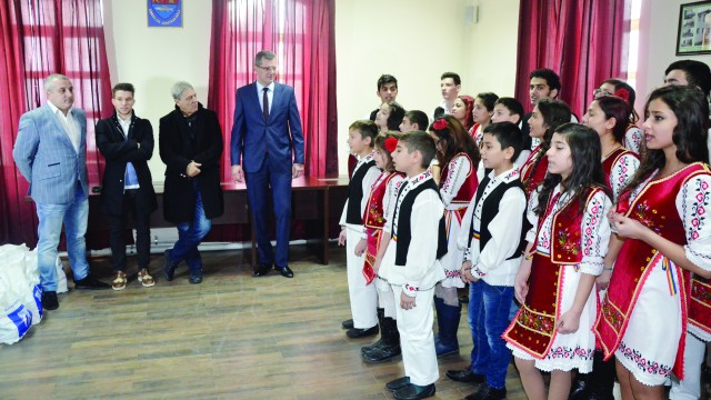 Reprezentanţii CSU au fost plăcut impresionaţi de colindele copiilor de la DGASPC Dolj (Foto: Alexandru Vîrtosu)