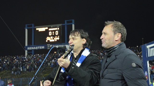 Andrei Păunescu şi Gică Craioveanu au cântat "Oltenia Eterna Terra Nova" acompaniaţi de întreg stadionul