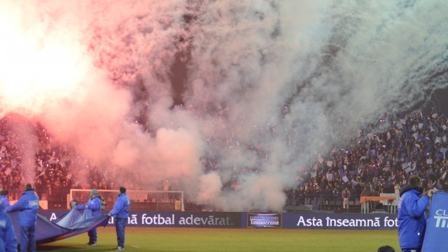 Fanii de la Peluza Nord au completat spectacolul pirotehnic cu fumigene