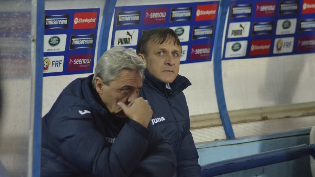 Sorin Cârţu (stânga) a făcut crize de nervi la finalul meciului