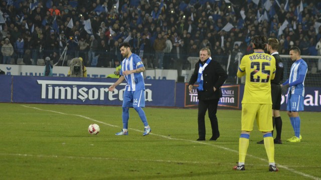 Ilie Balaci a fost ovaţionat de publicul craiovean după ce a dat lovitura de începere