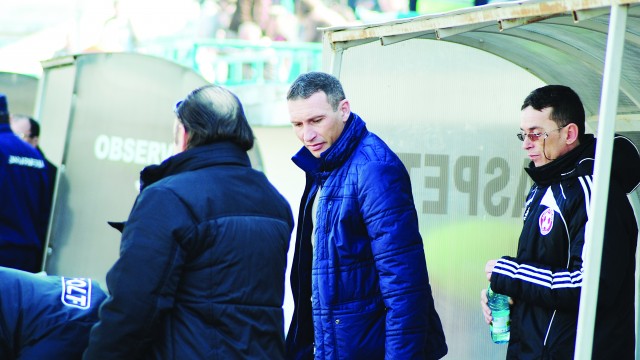 Dan Oprescu (centru) este mulţumit de realizările din turul campionatului şi vrea un retur în forţă (Foto: Alexandru Vîrtosu)