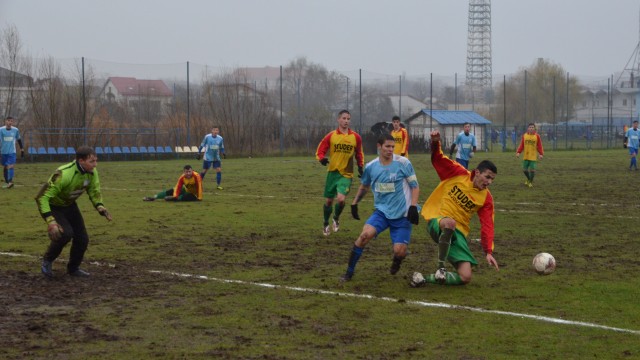 Jucători Ostroveniului (în galben cu verde) nu au avut probleme numai cu rivalii de la CSU II, ci și cu terenul de joc