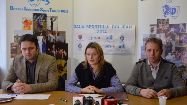 Alina Ionescu, directorul DJST Dolj, și consilierii Origen Staicu (stânga) și Mihai Milu, au vorbit despre gala de joi (foto: Lucian Anghel)