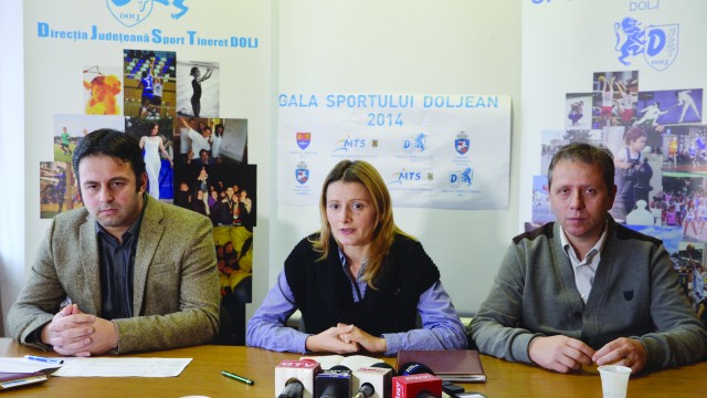 Alina Ionescu, directoarea DJST Dolj, și colegii săi, Origen Staicu (stânga) și Mihai Milu, au vorbit despre Gala Sportului Doljean (Foto: Lucian Anghel)