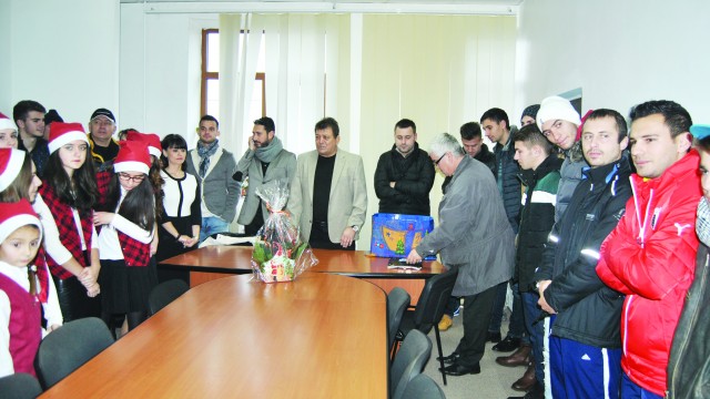 Primarul Gheorghiţă, jucătorii şi oficialii clubului au primit colindătorii la primărie (Foto: fcpodari.ro)