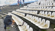 Angajații primăriei demontează scaunele și pregătesc stadionul pentru demolare Foto: Lucian Anghel