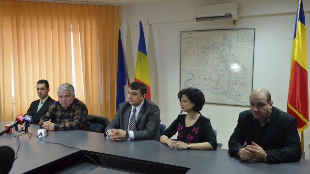 Geri Mitroi (director LPS „Petrache Trișcu”), Dan Coșei (director CSS Craiova), Georgică Bercea (inspector general al ISJ Dolj), Lavinia Craioveanu (inspector adjunct al ISJ Dolj) și Alin Vancea (inspector de specialitate - sport - în cadrul ISJ Dolj) au vorbit despre gala de vineri (foto: Lucian Anghel)