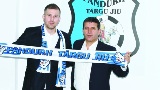 Edi Iordănescu (stânga) şi Eugen Pîrvulescu trebuie să scoată Pandurii din impas (Foto: panduriics.ro)