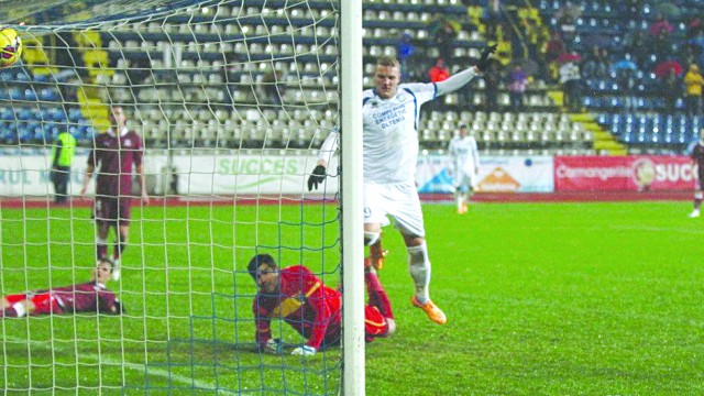 Matulevicius (în alb) a stabilit scorul final al meciului de la Târgu Jiu