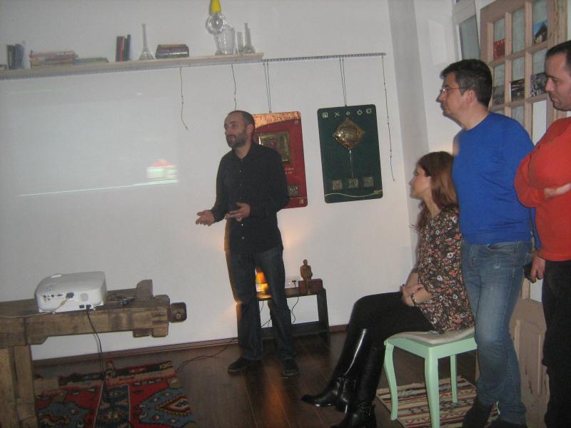 Dan Nica prezentându-şi lucrările expuse în atelier de ARHITECTURĂ, deschis astăzi