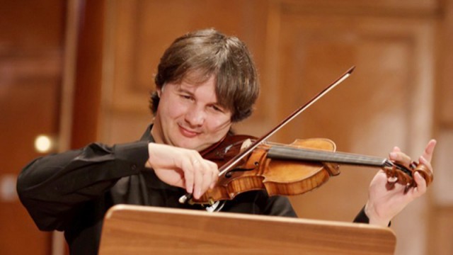 Liviu Prunaru (foto) alături de orchestra Filarmonicii „Oltenia“, Antoine Rebstein (dirijor) și Sophia Reuter (violă) au încheiat seria celor 41 de evenimente din cadrul Festivalului „Craiova Muzicală“ (FOTO: Traian Mitrache)