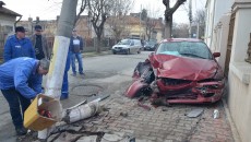 Mazda scăpată de sub control a rupt un stâlp și a avariat două autoturisme parcate pe strada Câmpia Islaz - FOTO: GdS