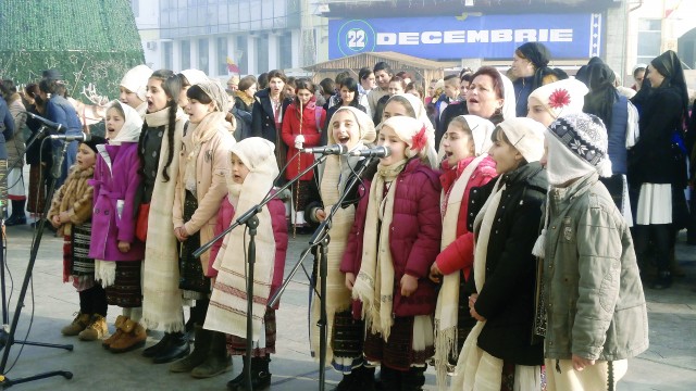 Colindătorii au făcut spectacol la Târgu Jiu (Foto: Eugen Măruţă)