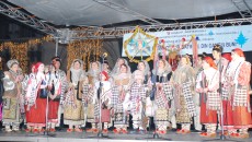 Obiceiurile şi tradiţiile de Crăciun şi Anul Nou sunt aduse în Cetatea Banilor de ansambluri, fanfare, solişti vocali - FOTO: CJPCPCTD)