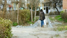 Oamenii sunt revoltați din cauză că lucrările de reabilitare a aleilor din cartierul George Enescu au fost întrerupte FOTO: Lucian Anghel