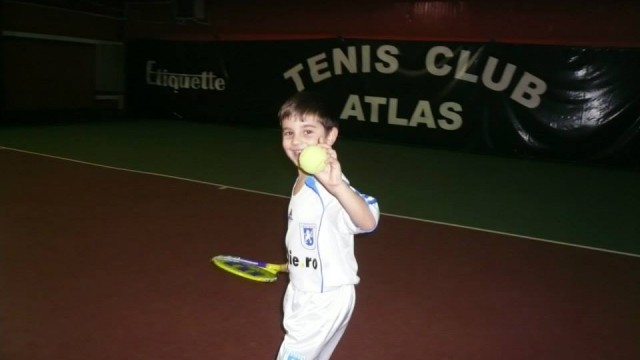 Alex Coman, în echipament de fotbal la antrenamentul de la tenis
