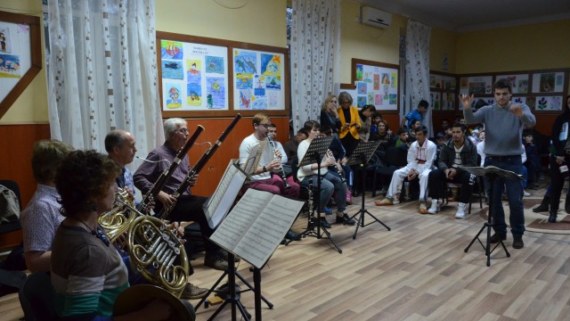 De Ziua Internaţională a Persoanelor cu Dizabilităţi, elevii de la Şcoala Specială „Sf. Mina“ i-au avut oaspeţi pe membrii Orchestrei Philharmonia Britannica