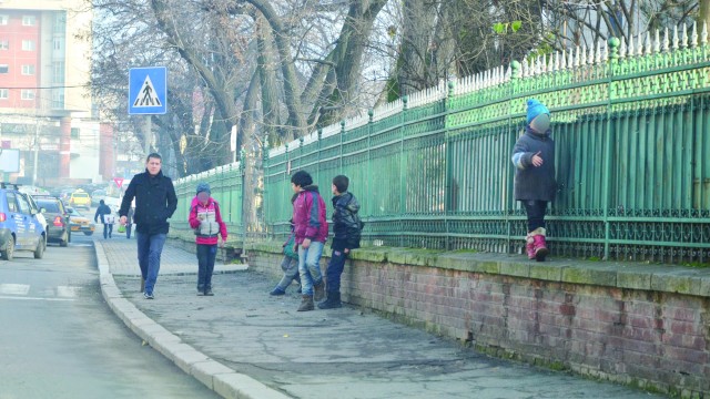 În curțile bisericilor, la semafoare, la colț de stradă ori în marile intersecții găsești copii care cerșesc un colț de pâine ori câte un bănuț cu care să își cumpere mâncare (FOTO: Claudiu Tudor)