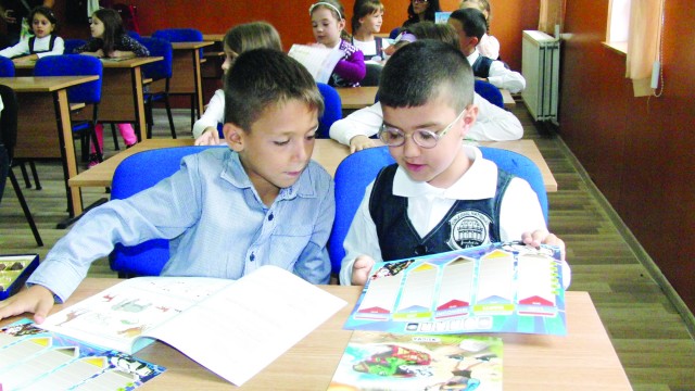 Elevii din clasele I și a II-a vor avea doar ocazional acces la varianta digitală a noilor manuale școlare, care, potrivit profesorilor, conține 30% din materia de studiu a anului școlar